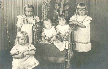 Veikko ja Hilja Attilan lapset n. v.1917